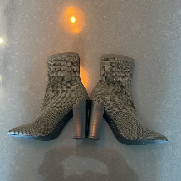 Unknown brand, knit sock, pointed toe, 4’ chunky heel, ankle booties, army green - Picture 7 of 10